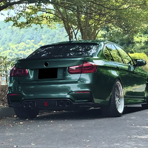 Alerón trasero tipo labio para parachoques Amp-Z para BMW M3 M4 F80 F81 F82 F83 2014-2019 estilo tuning con acabado mate en negro piano y fibra de carbono - Product Image 1