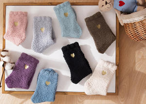 Chaussettes d'intérieur douillettes en polaire corail, chaudes et épaisses, avec broderie cœur mignonne, en tissu éponge, courtes, pour femme - Vente en gros - Product Image 3