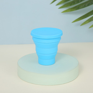 Bouchon de bouteille d'eau pliable en silicone rouge, portable, pour les voyages et les activités de plein air - Product Image 2