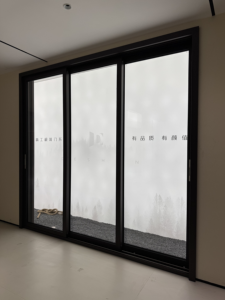 Puerta Corredera Moderna Europea de Aluminio, Perfil Delgado, 3 Rieles, Aislamiento Acústico, Doble Acristalamiento Templado para Jardín - Product Image 2