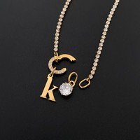 eManco Kleiner Kursiv-Schriftzug 'a' Anhänger Runder Klarer Zirkon Sternzeichen Strass Edelstahl Personalisierter Initialen-Schmuck