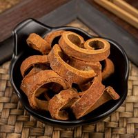 Bâtons d'écorce de cannelle naturelle séchée au soleil, fournis directement par l'usine, matière première à base de plantes, épice, extrait végétal pour la santé et l'alimentation