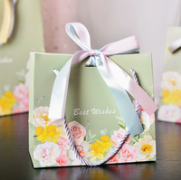Sacs cadeaux en papier vert matcha personnalisés, recyclables, résistants à l'humidité et imperméables, dégradé rose, lettres de vœux, fleurs pastel mélangées