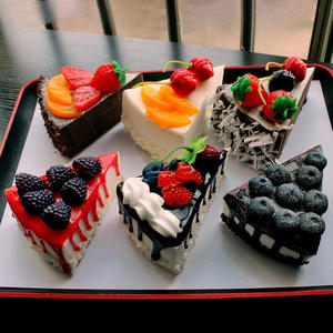 Modèle de gâteau factice en plastique écologique avec motif de fruits pour la décoration de fête de Thanksgiving - Product Image 1