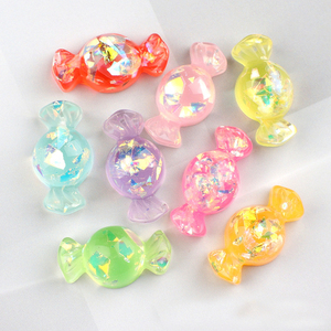 100 pz/sacchetto, disponibilità all'ingrosso, ciondoli in resina a forma di lettera, miniatura, piatti, colorati effetto gelatina, con paillettes, a tema caramella - Product Image 3