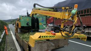 Tondeuse à ceinture verte de grande taille montée sur véhicule coupe-haie de grande taille pour plantes vertes médianes de pente en vente - Product Image 3
