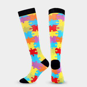 Chaussettes de compression pour la course à pied et le cyclisme avec motif puzzle en tissu nylon et design de soutien - Product Image 5
