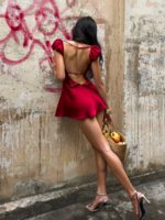 Robe Courte Rouge en Satin Personnalisée OEM, Manches Bouffantes, Broderie Florale, Col Ouvert, Dos Nu, Coupe Trapèze, Style Vintage, Robe de Cocktail Courte