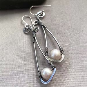 Orecchini Pendenti Placcati Argento Ossidato con Perla - Orecchini Retrò con Perle Finte per Donne, Gioielli con Perle Avvolte - Product Image 1