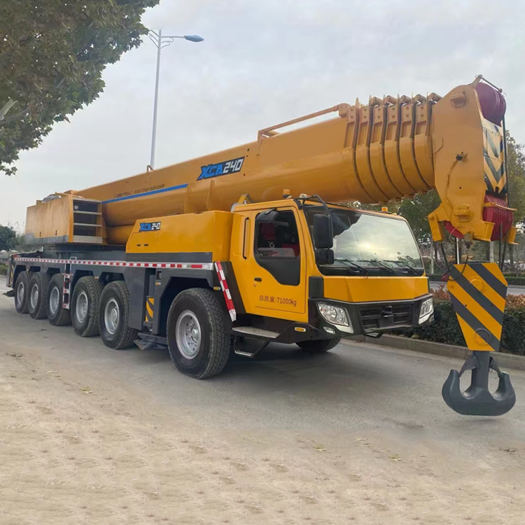 Heavy Equipment Machinery Trucks Crane XCA240 Manipulator Truck Crane Truck Crane 240 Ton
