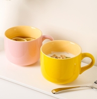 Tasse à café en porcelaine colorée de grande capacité Design de style européen avec poignée pour petit déjeuner de mariage tasses à eau thé au lait vente en gros