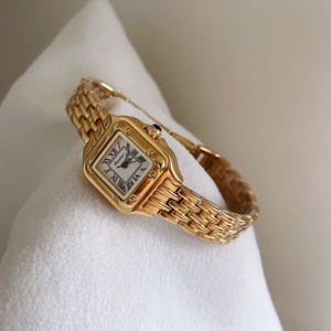 Orologio <span class=keywords><strong>da</strong></span> <span class=keywords><strong>Polso</strong></span> Vintage <span class=keywords><strong>da</strong></span> <span class=keywords><strong>Donna</strong></span> con Quadrante Quadrato Dorato e Numeri Romani, Bracciale in Metallo <span class=keywords><strong>di</strong></span> <span class=keywords><strong>Lusso</strong></span>, Stile Classico ed Elegante - Product Image 3