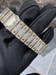 Reloj Mecánico de Lujo de Acero Inoxidable con Incrustaciones de Moissanita que Ofrece un Brillo Deslumbrante y una Precisión Confiable - Product Image 4