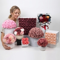 Bouquet de roses stabilisées et préservées avec logo personnalisé dans une boîte ronde, carrée ou en forme de cœur, avec vase en céramique de porcelaine