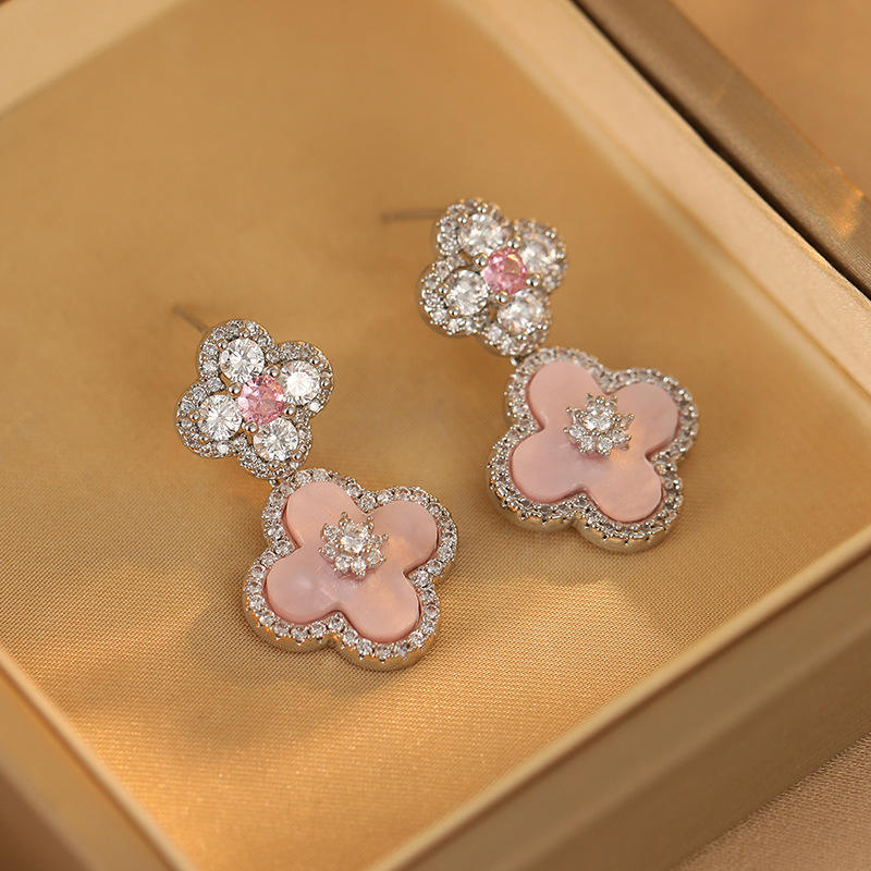 ต่างหูเพชรเซอร์คอนรูปดอกไม้สี่แฉกสีชมพู