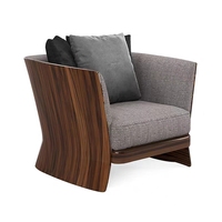 Canapé en cuir véritable avec structure en bois massif, style italien moderne et luxueux, fabrication haut de gamme, idéal pour appartement ou villa.