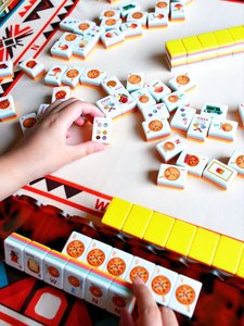 Juego de Mahjong <span class=keywords><strong>Americano</strong></span> de 160 Fichas con Tapete, Soporte y Caja, 4 Niveles, Acrílico Antideslizante, Fichas Personalizables, para Fiestas Brunch y Cenas Gourmet - Product Image 2