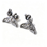 Fournisseur de bijoux en perles d'eau douce en Chine, bijoux en laiton plaqué or au design queue de sirène, anti-ternissement, boucles d'oreilles à clous en perles blanches de 4,6 mm