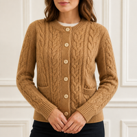 Cardigan en tricot torsadé épais personnalisé pour femme, col rond, marron camel, poches plaquées, manches longues, vente en gros d'usine OEM ODM