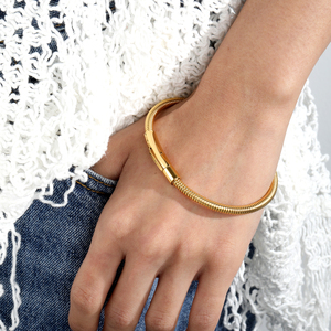 สร้อยข้อมือสแตนเลสชุบทอง 18K แบบซ้อนกันได้ กันน้ำ ป้องกันอาการแพ้ เครื่องประดับแฟชั่นสำหรับผู้หญิง ขายส่ง - Product Image 4