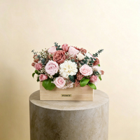 Décoration d'intérieur de luxe, centre de table, plantes naturelles, bouquet de fleurs éternelles, roses éternelles préservées dans un vase en travertin