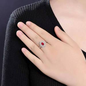 Anillo de rubí de sangre de paloma ovalado natural sin calentar de 1.07 ct en oro macizo de 18 quilates con 55 diamantes grandes de acento para mujer - Product Image 5