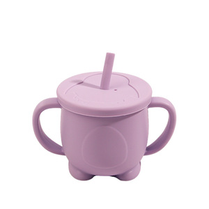 Gobelet d'apprentissage pour bébé et enfant en silicone 100% alimentaire sans BPA, motif animal, avec couvercle et paille - Product Image 1