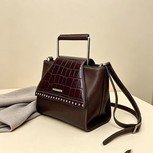 Bolso cruzado estructurado de moda con asa de metal y remaches, ideal para el día a día - Product Image 2