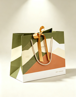 Sac cadeau personnalisé de luxe en papier mat, matériaux recyclés, fermeture magnétique, poignée en corde de coton, nœud en ruban de satin, vente en gros sur mesure
