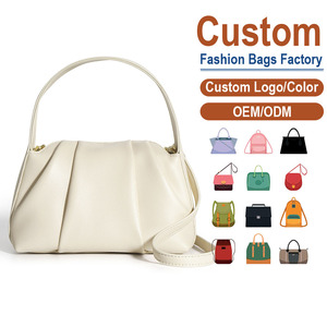 Bolso Bandolera de Cuero de Grano Completo con Pliegues, Primavera Verano 2026, Tonos Neutros Elevados, Pliegues Acordeón 3D, Herrajes en Tono Dorado - Product Image 1