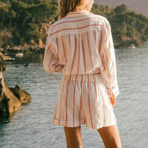 Conjunto de Dos Piezas de Lino 100% Personalizado OEM, Camisa de Lino Casual con Cuello Camisero, Pantalones Cortos de Lino con Cintura Elástica y Rayas - Product Image 2