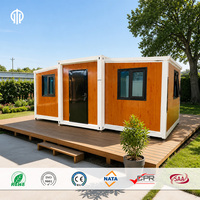 Maison conteneur à aspect bois, maison modulaire préfabriquée à ossature blanche avec salle de bain et porte d'entrée noire pour camping, fournisseur en gros