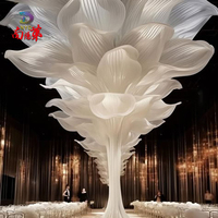 Installation artistique géante en soie, faite à la main et personnalisée, pour scène de mariage ou vitrine de cérémonie de remise des diplômes