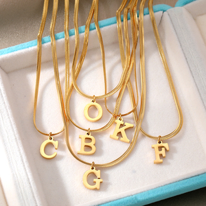 Nouveau Collier Lettre Prénom en Acier Inoxydable Plaqué Or 18 carats Tendance Vente en Gros - Product Image 2