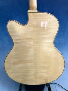 גיטרה חשמלית ג'אז בעבודת יד של יונזי 2AFlamed Maple Luthier בגודל 18 אינץ', גימור ניטרו, גוף חלול, פיקאה עליונה, לוח אצבע אבוני - Product Image 2