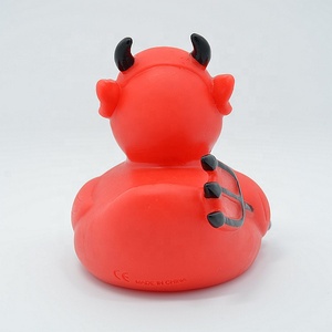 Anatra di gomma del diavolo di plastica di galleggiamento di compressione dell'anatra del bagno molle su ordinazione promozionale all'ingrosso del PVC - Product Image 4