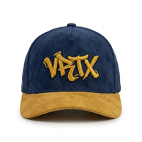 Gorra de Béisbol Personalizada de 5 Paneles con Visera Plana, en Azul Marino y Amarillo Mostaza, de Gamuza, con Bordado y Estructura