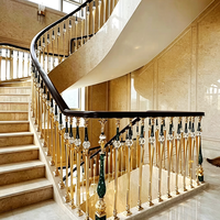 Balustrade d'escalier incurvée de luxe sur mesure en métal avec décoration en marbre et main courante en bois pour escalier intérieur de villa