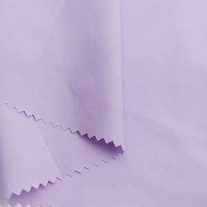 <span class=keywords><strong>Tissu</strong></span> Pongee Léger Teint et Calandré 100% Polyester Haute Densité 400T Imperméable à Surface Lisse pour Vêtements de Filles - Product Image 2