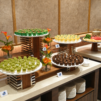 Présentoir de buffet alimentaire de luxe XINGPAI en bois de Sapele massif, fait main, avec rehausseurs de buffet à niveaux uniques pour banquets de mariage