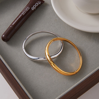 Bracelet ouvert minimaliste en acier inoxydable plaqué or 18 carats, poli et ondulé, de la marque J&D Classic