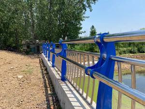 Barrières de trafic en aluminium en acier de garde-corps en métal galvanisé à chaud personnalisable de haute qualité pour les ponts routiers et les rivières - Product Image 4