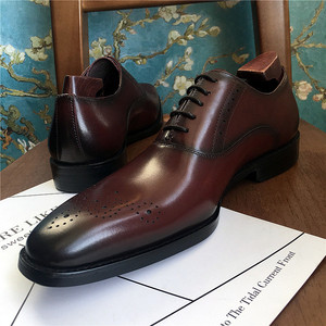 Chaussures en cuir artisanales de style nouveau pour hommes, en cuir de vachette véritable de première qualité, chaussures habillées formelles pour affaires avec motifs gravés. - Product Image 1