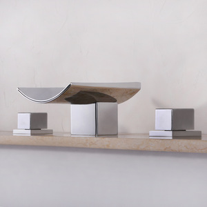 Grifo de Bañera y <span class=keywords><strong>Ducha</strong></span> Hongdec Moderno de <span class=keywords><strong>Tres</strong></span> Manijas, Montado en el Suelo, de Latón Pulido, con Tecnología LED Sense y Cascada, de 5 Orificios - Product Image 4