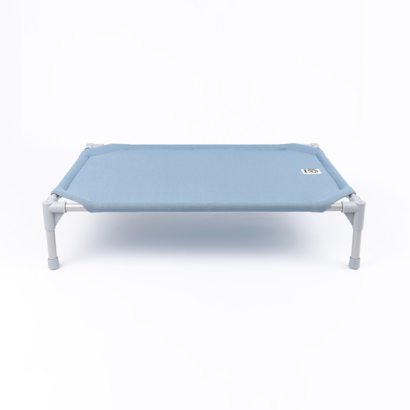 Lit de camp bleu clair
