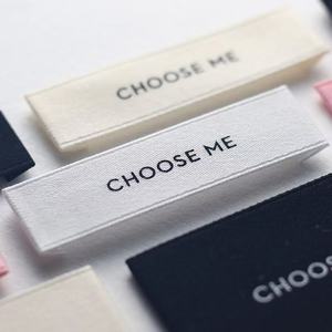 Étiquettes de vêtements en satin tissé personnalisées en gros, OEM, logo 3D gaufré, découpé au laser, écologique, à coudre ou thermocollant pour vêtements - Product Image 6