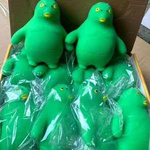 Juguete antiestrés de pez verde con cabeza divertida, gadget de descompresión, mismo estilo que el de gestión de la ira, venta al por mayor - Product Image 3