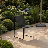 Chaise de salle à manger moderne en gros, résistante à la rouille, avec base en luge, assise en PP et pieds en métal, pour bistrot, extérieur, jardin, café, terrasse