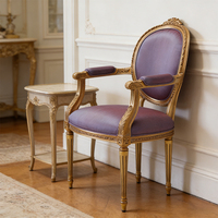 Fauteuil vintage européen en bois massif avec revêtement en tissu violet, fauteuil d'appoint en bois massif