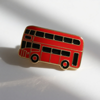 Insigne en métal personnalisé pour bus à deux étages Épingle souvenir Émail en alliage de zinc Conception de bus britannique à Londres